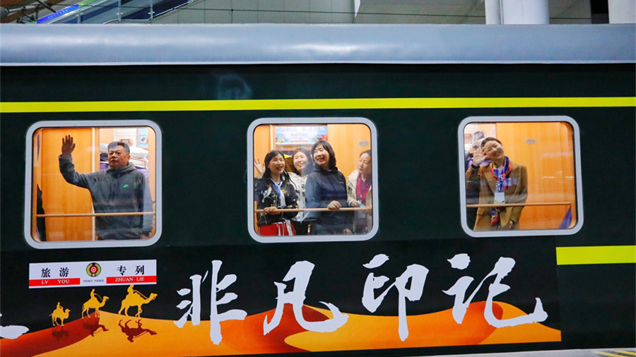 坐着火车游新疆丨首趟环塔旅游专列开行